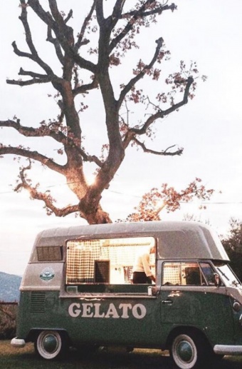 'THE ULTIMATE GUIDE TO PLANNING A BACKYARD WEDDING' Image #2