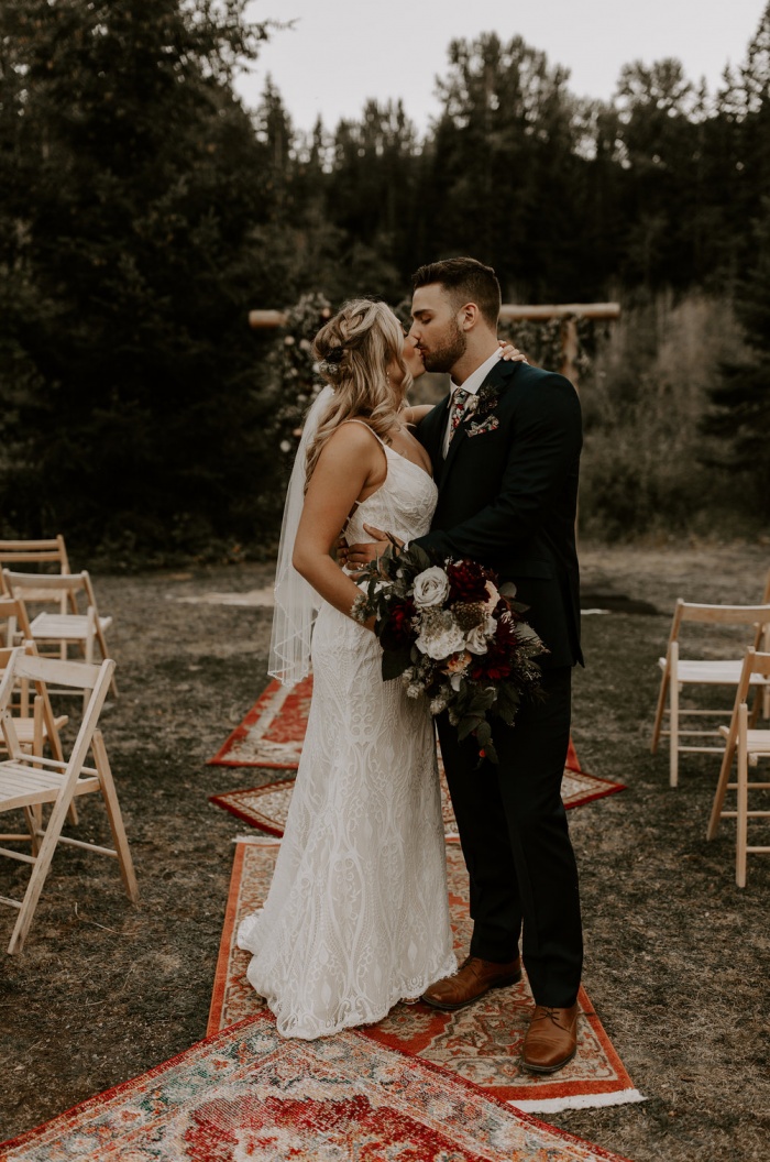 'THE ULTIMATE GUIDE TO PLANNING A BACKYARD WEDDING' Image #3